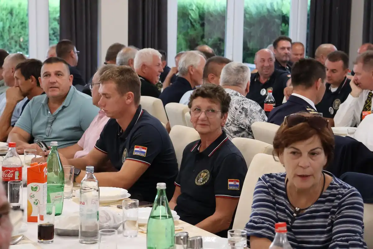 FOTO Župan Posavec odao počast herojima Vukovara na 33. obljetnicu odlaska zadnje smjene policajaca u obranu grada (6)