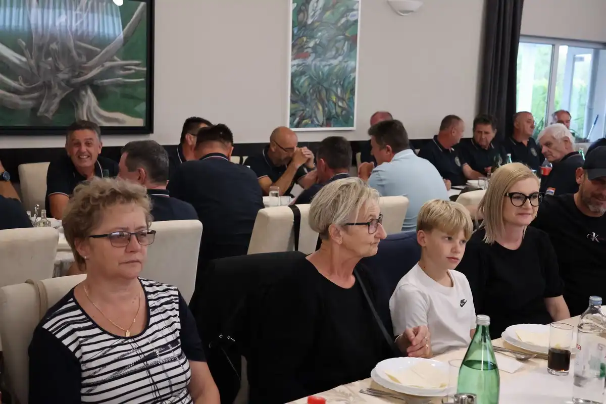 FOTO Župan Posavec odao počast herojima Vukovara na 33. obljetnicu odlaska zadnje smjene policajaca u obranu grada (8)