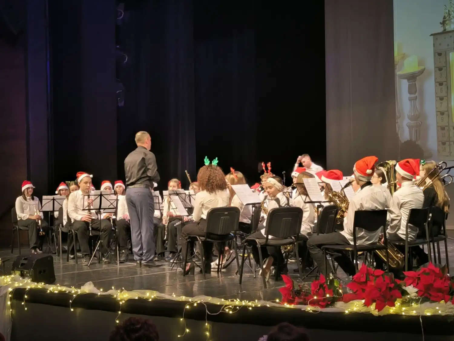 FOTOVIDEO Adventski koncert Umjetničke škole Miroslav Magdalenić Blagdanska čarolija u Čakovcu (1) FOTOVIDEO Adventski koncert Umjetničke škole Miroslav Magdalenić Blagdanska čarolija u Čakovcu (1)