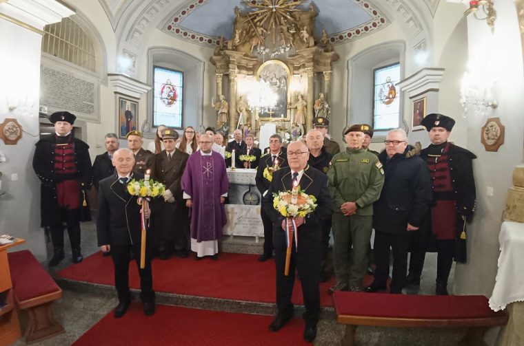 FRANJO PINTAR Spomen-ploča za 1100 godina hrvatskog kraljevstva postavljena u Donjem Kraljevcu (7) FRANJO PINTAR Spomen-ploča za 1100 godina hrvatskog kraljevstva postavljena u Donjem Kraljevcu (7)
