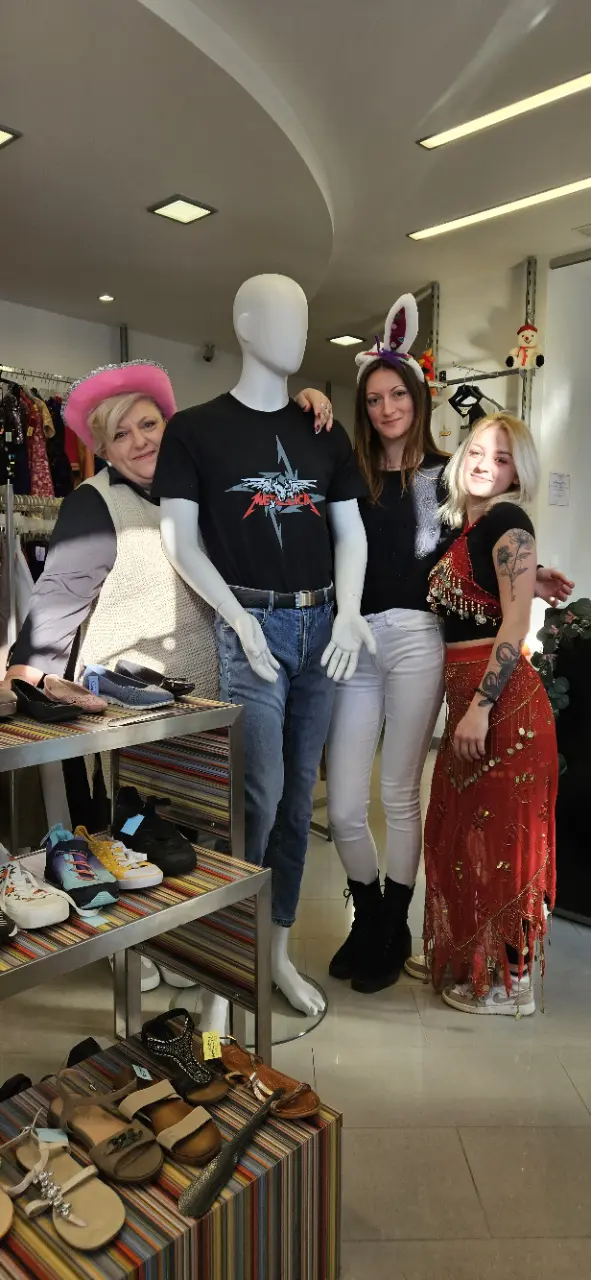 Fashion outlet (18) Fashion outlet (18)