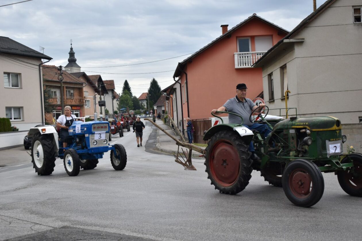 Festival krumpira, povorka strojeva i starih alata (4)