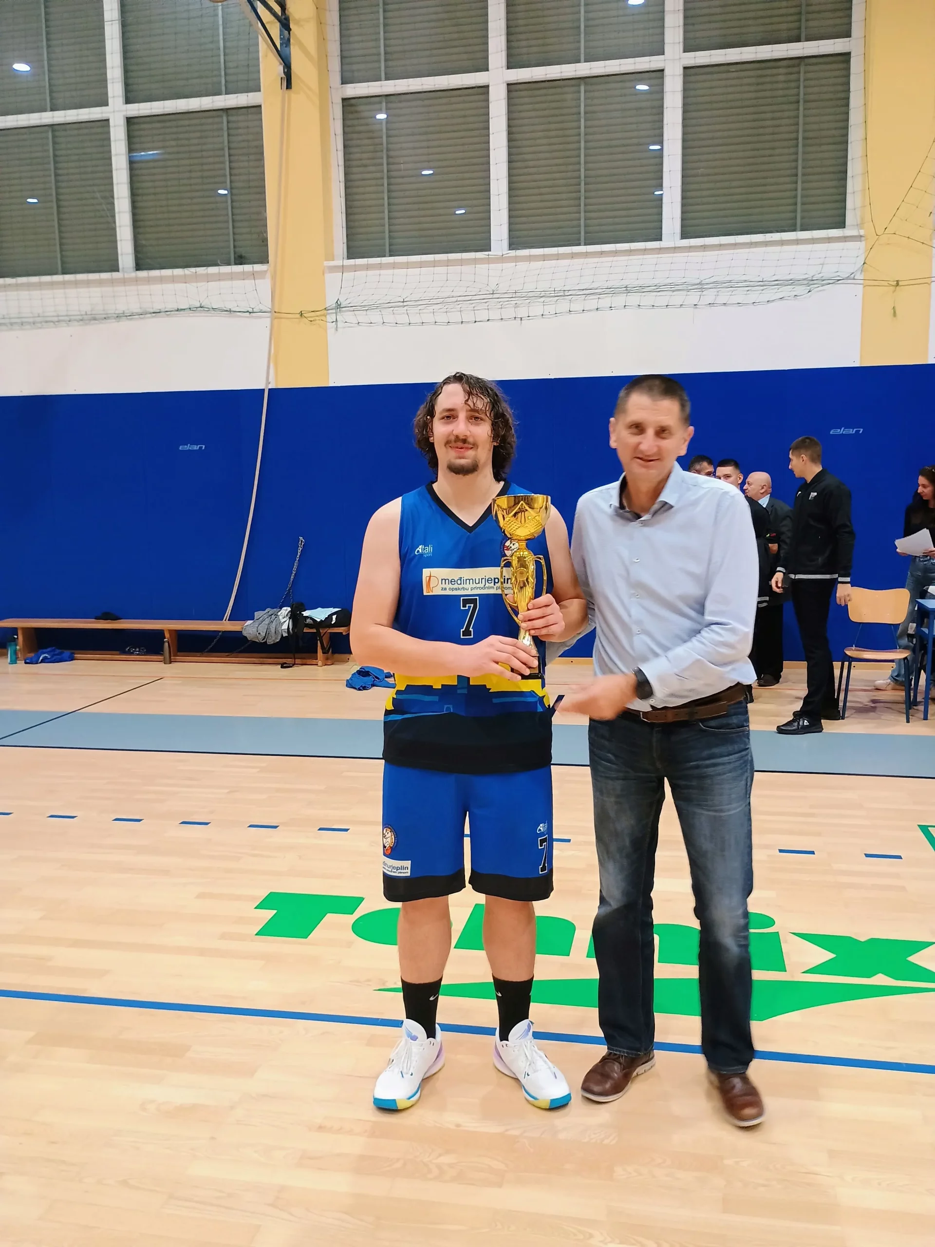 Finale KS MŽ Kapetan Međimurja Mislav Kranjčec primio je pobjedničke pehar od predsjednika Saveza Danijela Perčića