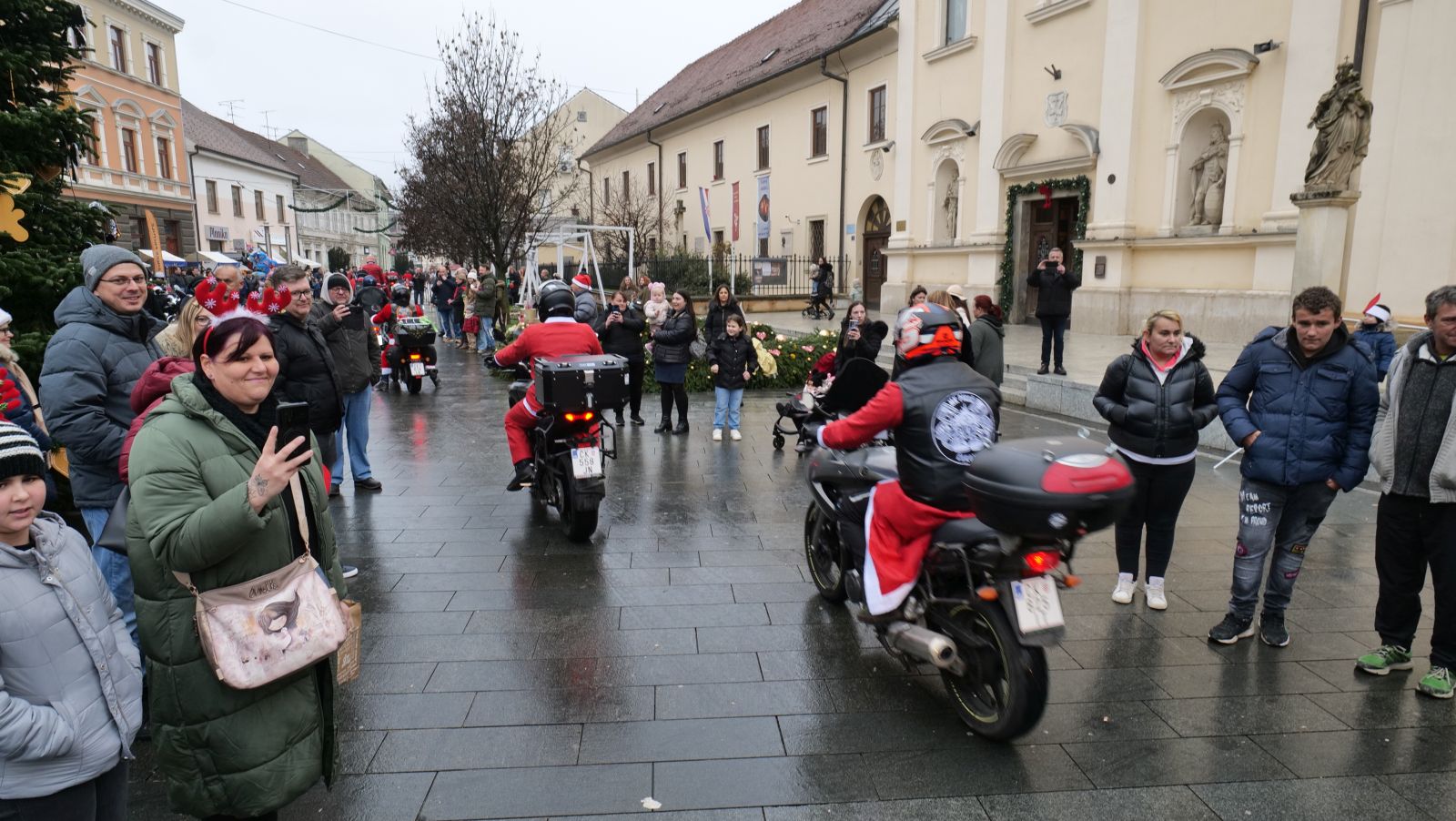 Foto mrazovi 2025 franjevački trg (2) Foto mrazovi 2025 franjevački trg (2)
