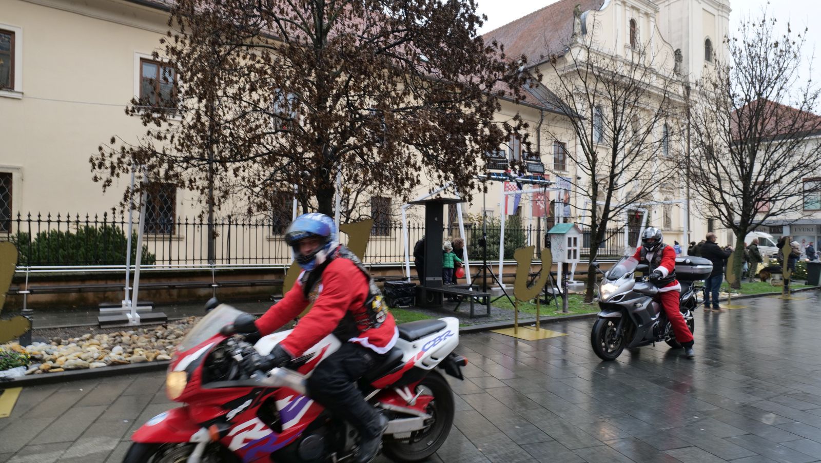 Foto mrazovi 2025 franjevački trg (7) Foto mrazovi 2025 franjevački trg (7)