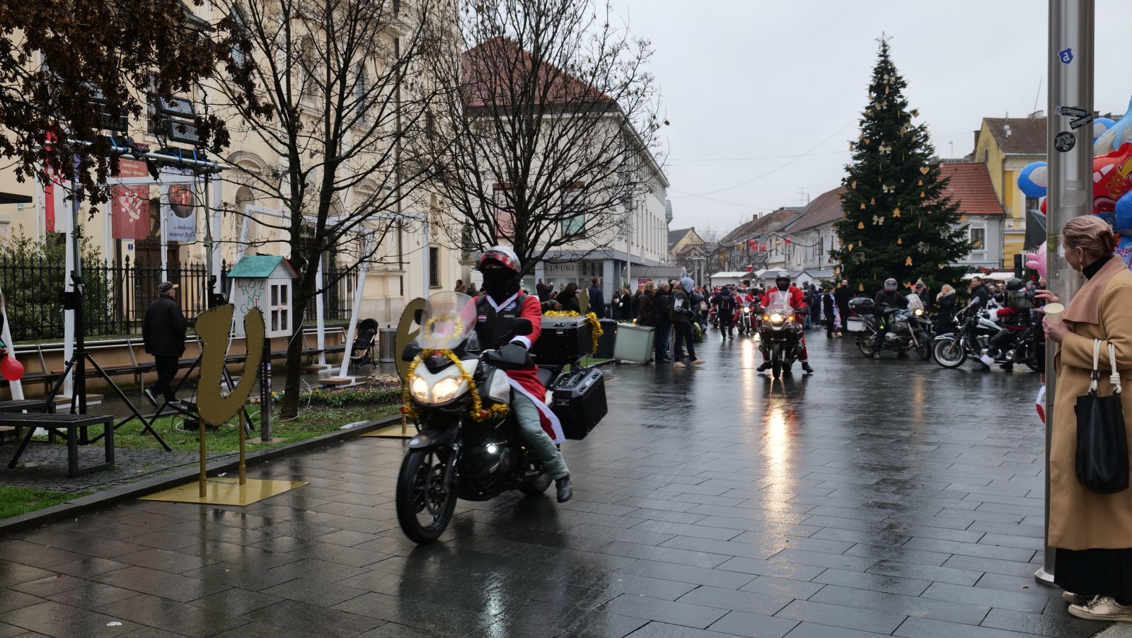 Foto mrazovi 2025 franjevački trg (8) Foto mrazovi 2025 franjevački trg (8)