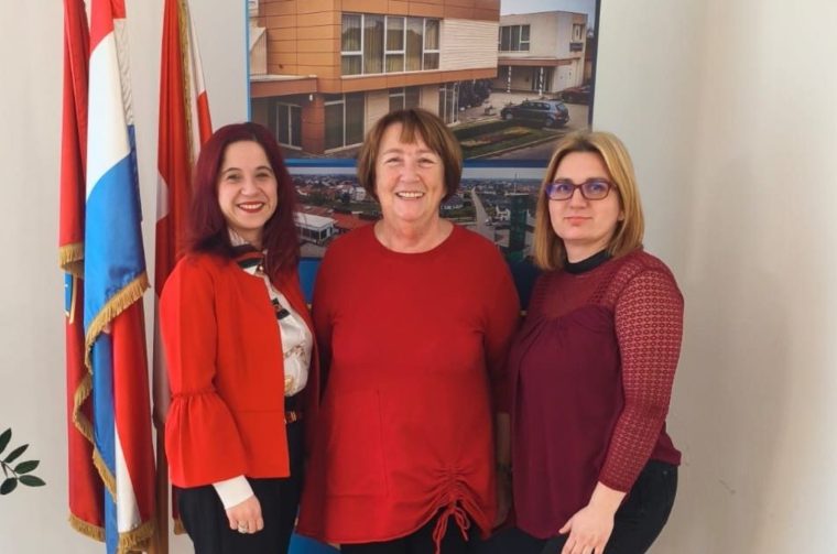 Općina Strahoninec crvene haljine