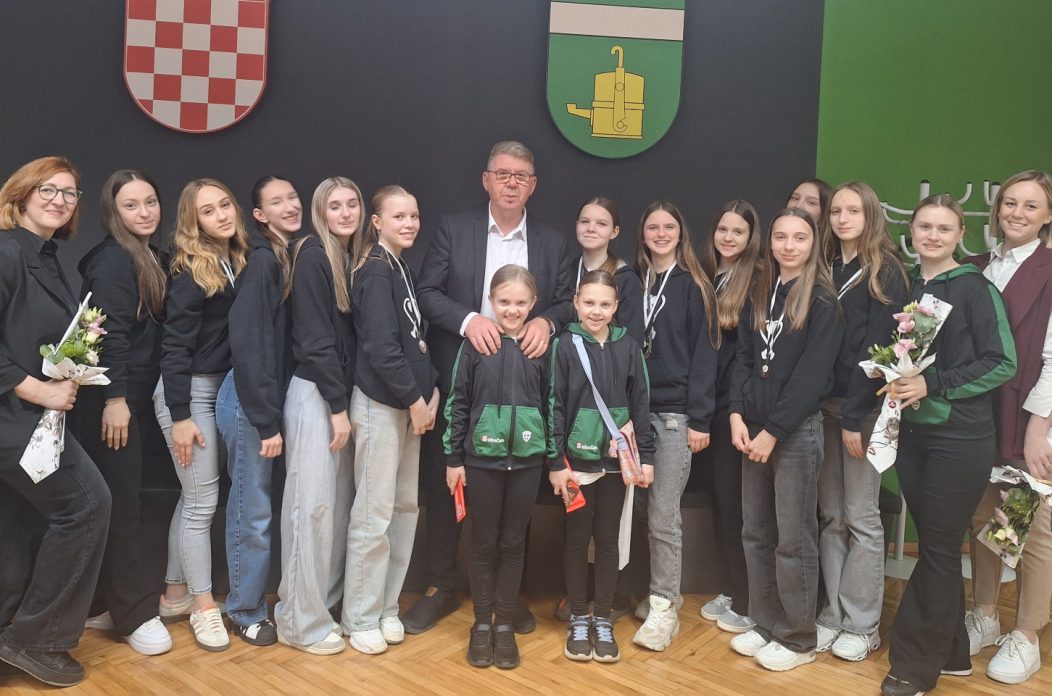 MAŽORETKINJE MURSKOG SREDIŠĆA Gradonačelnik Dražen Srpak (2) MAŽORETKINJE MURSKOG SREDIŠĆA Gradonačelnik Dražen Srpak (2)