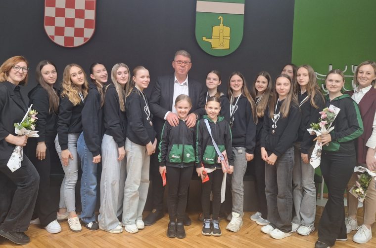 MAŽORETKINJE MURSKOG SREDIŠĆA Gradonačelnik Dražen Srpak (2) MAŽORETKINJE MURSKOG SREDIŠĆA Gradonačelnik Dražen Srpak (2)