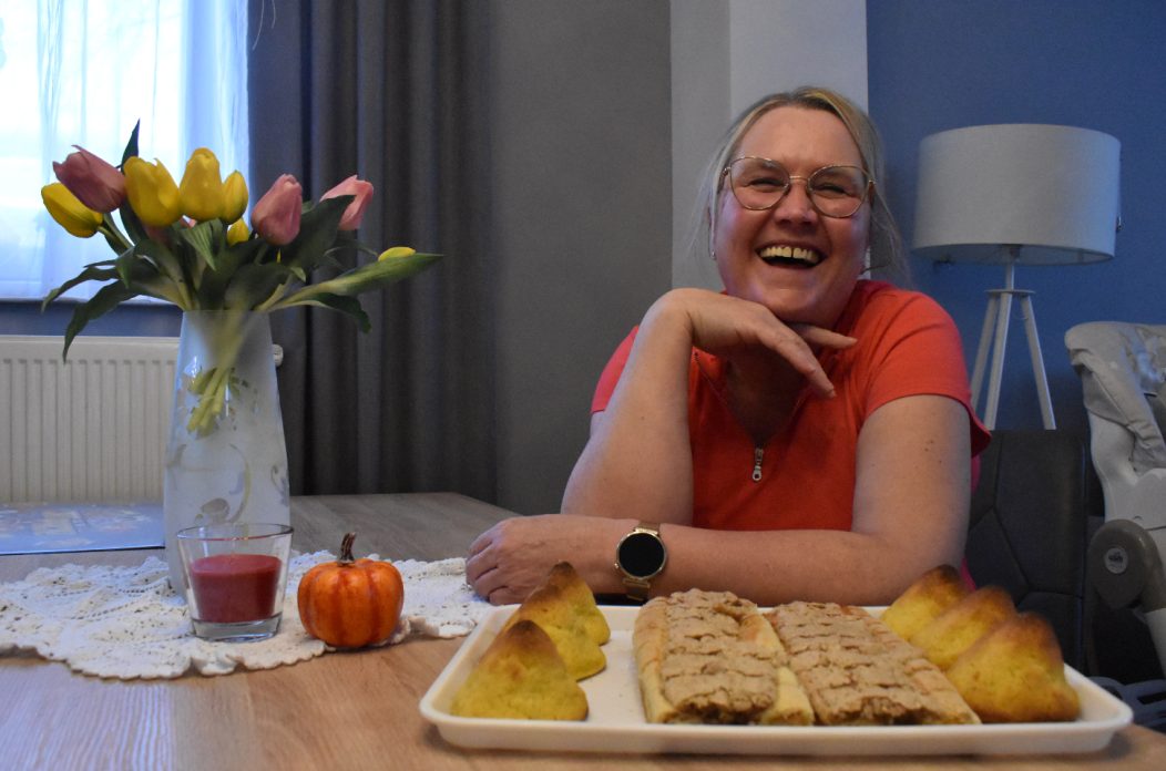 – Svaka kultura ima svoje recepte, pa zašto ne bismo i mi Međimurci bili ponosni na svoje i pokazali da ih još uvijek znamo raditi, kaže Anita Kos iz Domašinca, naša ovotjedna kuharica, objašnjavajući zašto je rado pristala sudjelovati u rubrici. Recepti koje je odabrala njezini su česti favoriti – slatke kuružjače i mačje oči – kolači koji se tradicionalno nose “na gostuvaje”, zajedno s bijelom pitom i breskvicama. Upravo su joj breskvice odmalena najdraže, pa kroz smijeh priznaje i da su ih od nje morali skrivati…