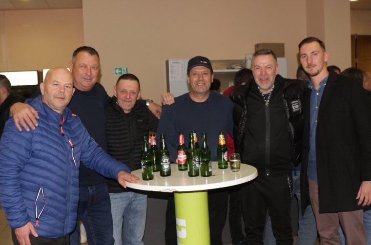 Prijatelji nogomet podturen