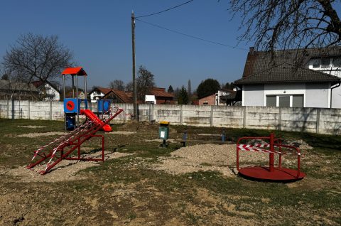 Knezovec (1) dječje igralište