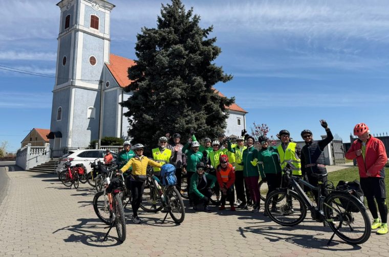 Podturen biciklisti – crkva svetog Martina Podturen biciklisti – crkva svetog Martina