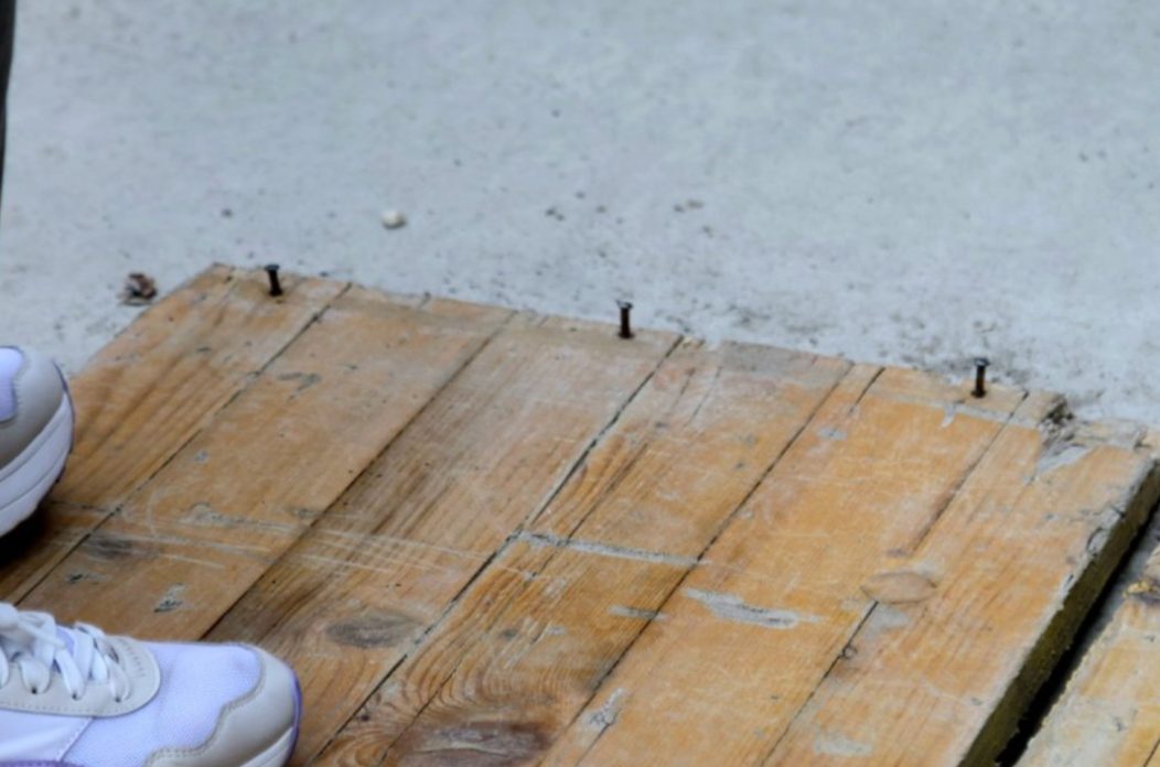 Čavli čavao daska ispred CZK Čakovec centar (3) Čavli čavao daska ispred CZK Čakovec centar (3)