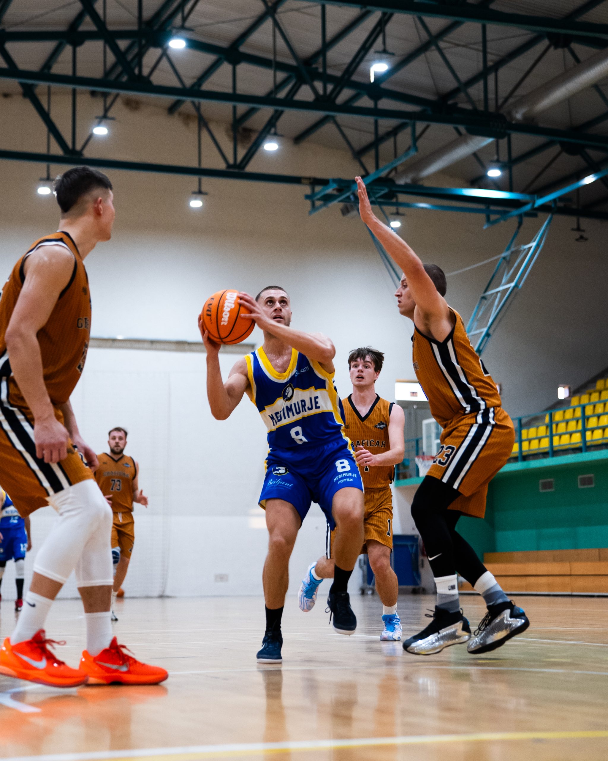 Franjo Palić u prodoru na protivnički koš