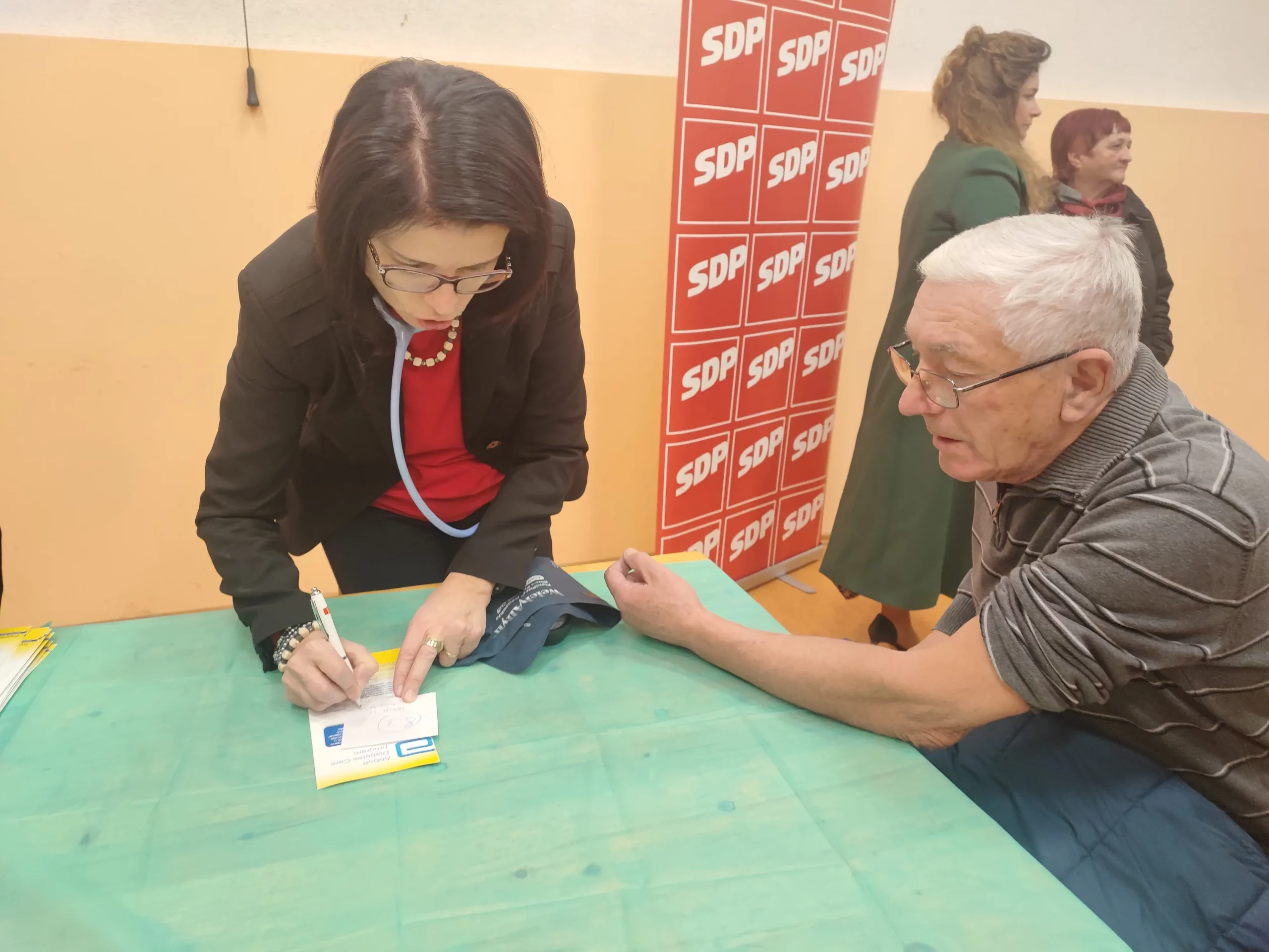 GARDINOVEC Održana javnozdravstvena akcija u kojoj su mještani provjerili svoj tlak i šećer u krvi (4) GARDINOVEC Održana javnozdravstvena akcija u kojoj su mještani provjerili svoj tlak i šećer u krvi (4)