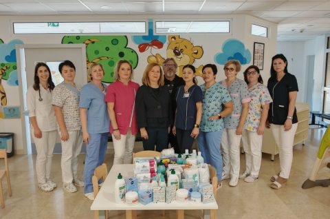 GESTA DOBROTE Generacija čakovečkih osnovnoškolaca iz 1972. donacijom razveselila Odjel pedijatrije