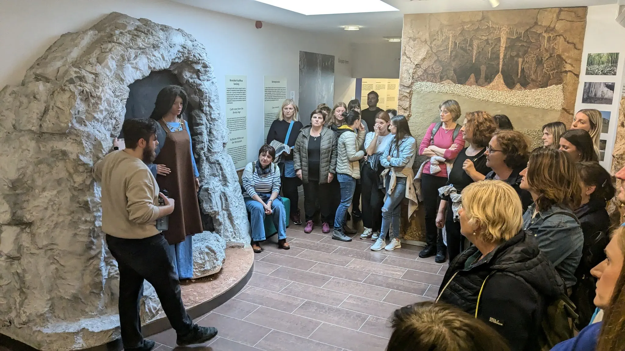 GIMNAZIJA JOSIPA SLAVENSKOG Svjetski dan učitelja proslavljen uz nezaboravan izlet u Mađarsku Povijest, priroda i veslanje (7) GIMNAZIJA JOSIPA SLAVENSKOG Svjetski dan učitelja proslavljen uz nezaboravan izlet u Mađarsku Povijest, priroda i veslanje (7)