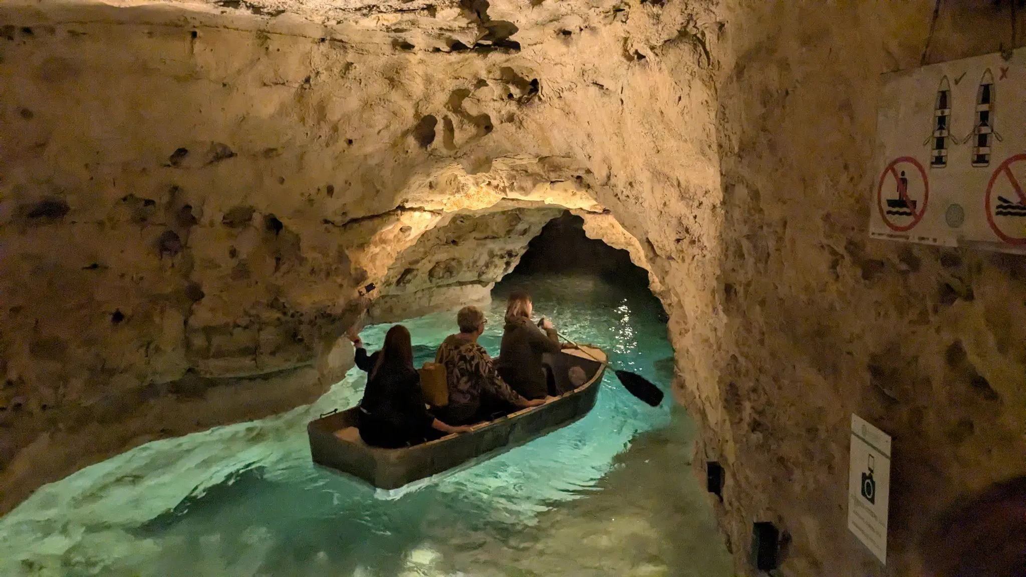 GIMNAZIJA JOSIPA SLAVENSKOG Svjetski dan učitelja proslavljen uz nezaboravan izlet u Mađarsku Povijest, priroda i veslanje (8) GIMNAZIJA JOSIPA SLAVENSKOG Svjetski dan učitelja proslavljen uz nezaboravan izlet u Mađarsku Povijest, priroda i veslanje (8)