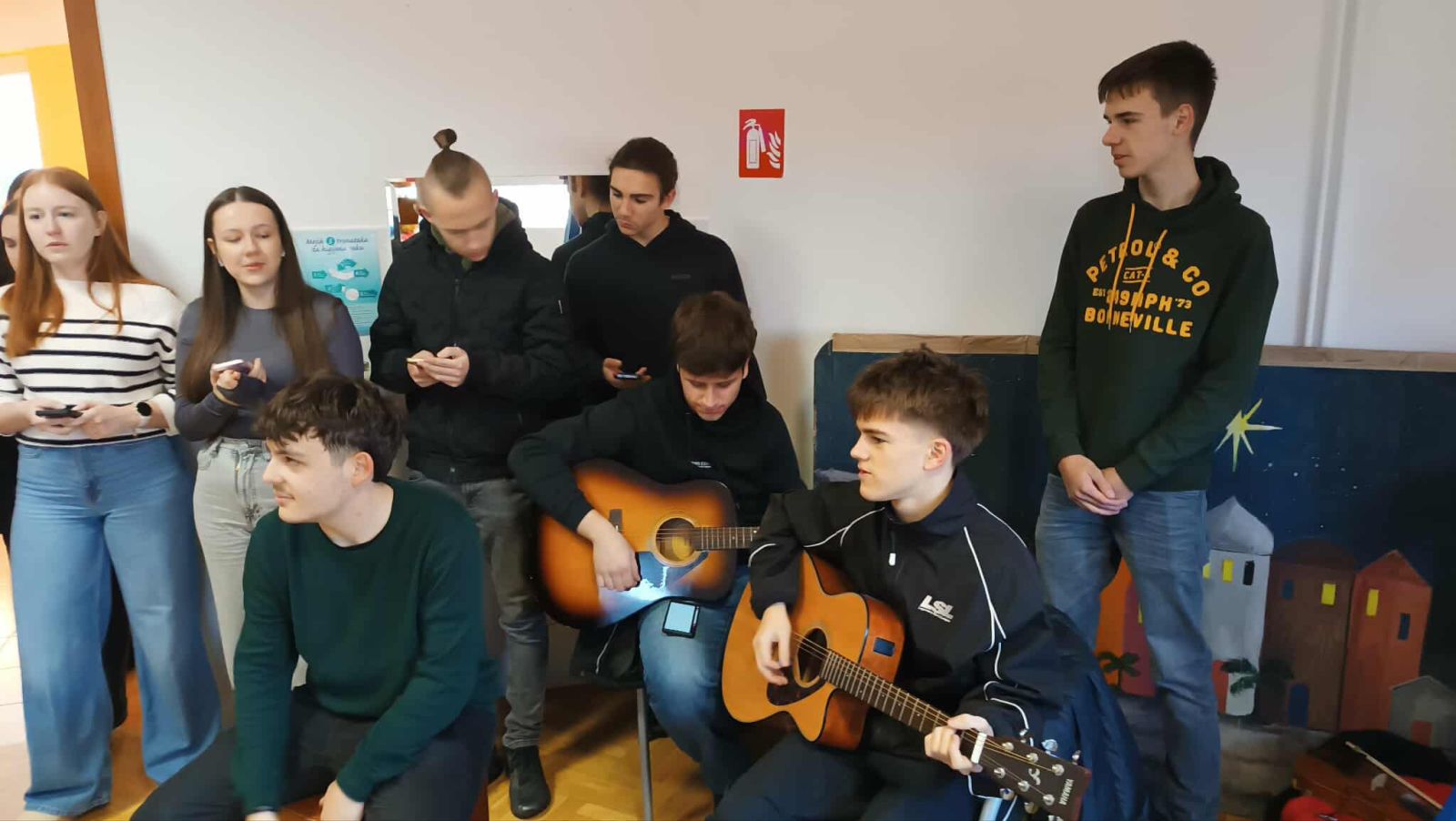 GIMNAZIJA JOSIPA SLAVENSKOG Učenici donijeli glazbu i radost u Dnevni boravak djece ‘Dr. Antun Bogdan’ (1)