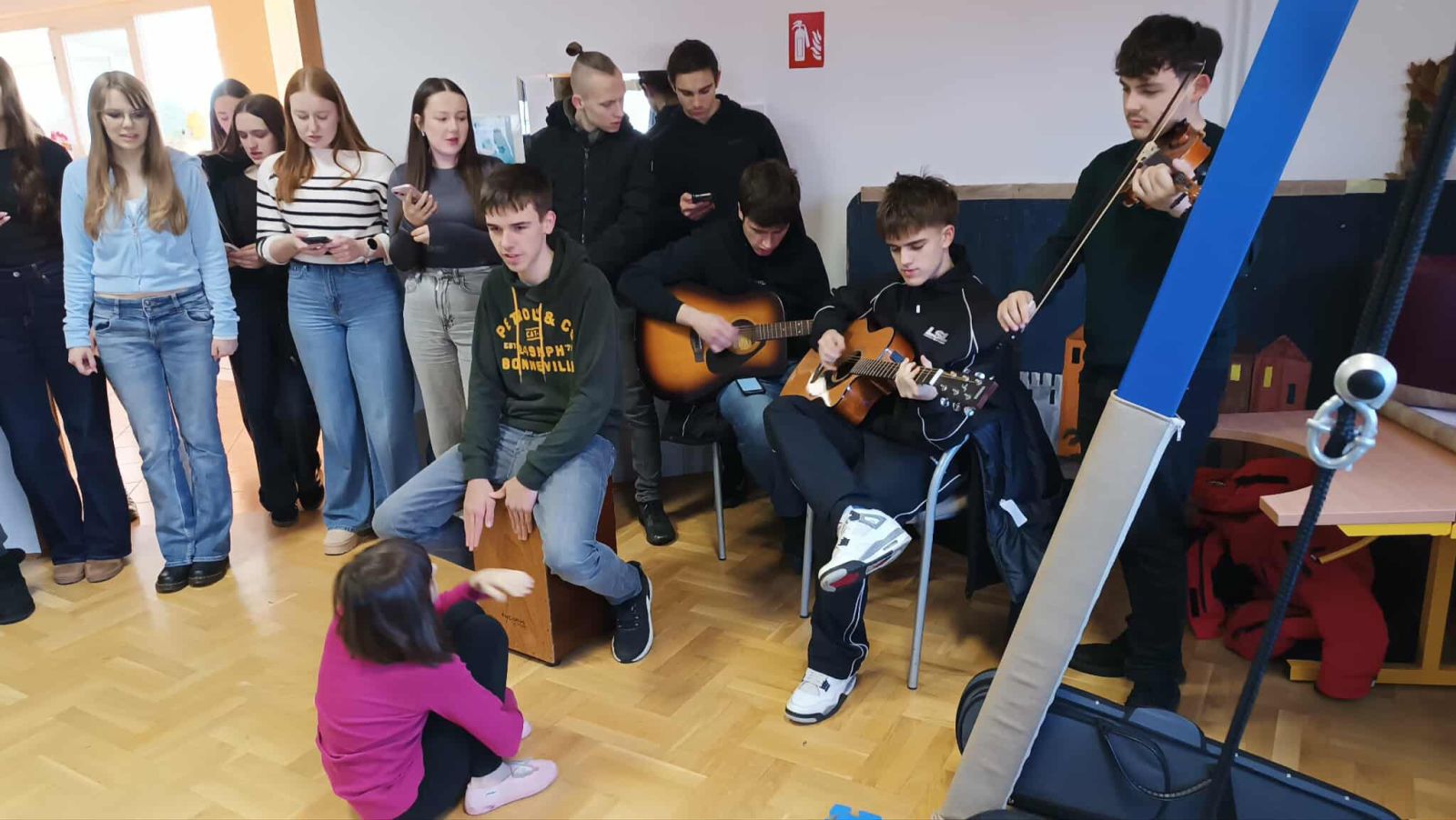 GIMNAZIJA JOSIPA SLAVENSKOG Učenici donijeli glazbu i radost u Dnevni boravak djece ‘Dr. Antun Bogdan’ (10)