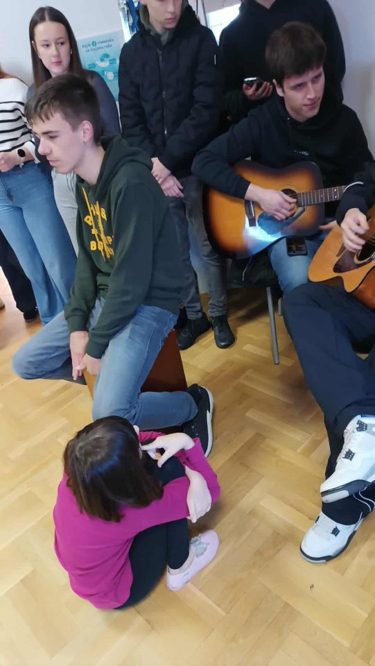 GIMNAZIJA JOSIPA SLAVENSKOG Učenici donijeli glazbu i radost u Dnevni boravak djece ‘Dr. Antun Bogdan’ (11)