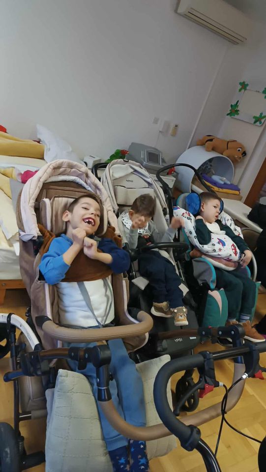 GIMNAZIJA JOSIPA SLAVENSKOG Učenici donijeli glazbu i radost u Dnevni boravak djece ‘Dr. Antun Bogdan’ (12)