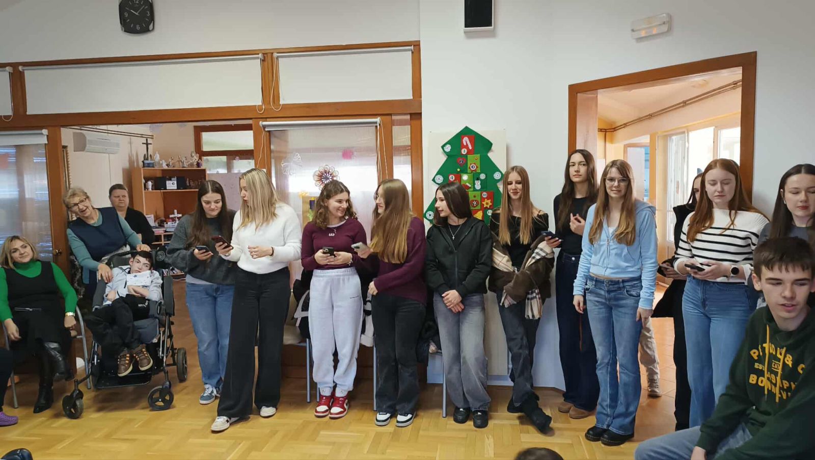 GIMNAZIJA JOSIPA SLAVENSKOG Učenici donijeli glazbu i radost u Dnevni boravak djece ‘Dr. Antun Bogdan’ (13)