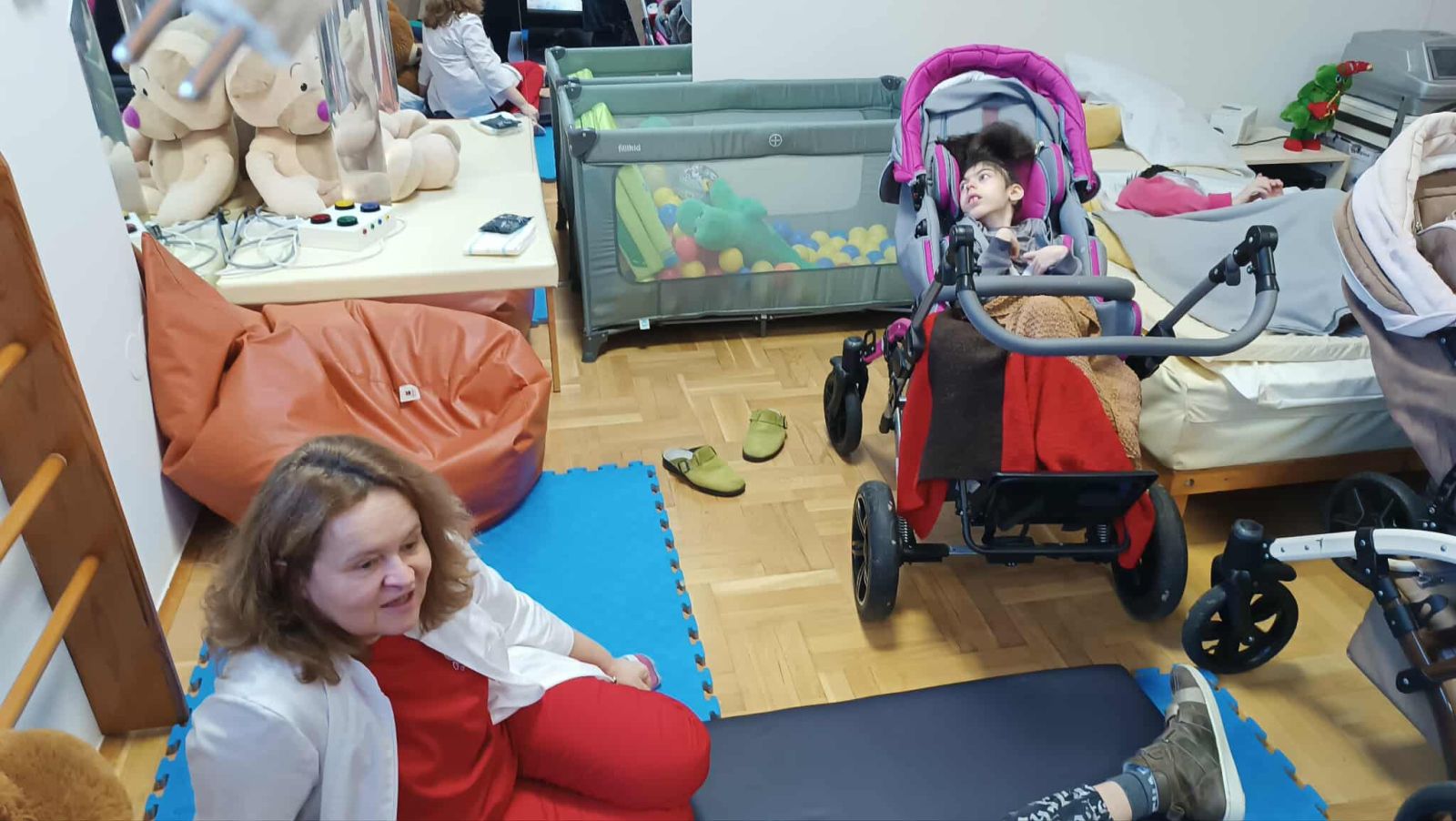 GIMNAZIJA JOSIPA SLAVENSKOG Učenici donijeli glazbu i radost u Dnevni boravak djece ‘Dr. Antun Bogdan’ (2)