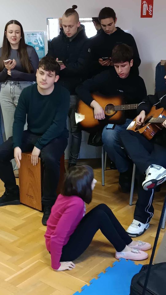 GIMNAZIJA JOSIPA SLAVENSKOG Učenici donijeli glazbu i radost u Dnevni boravak djece ‘Dr. Antun Bogdan’ (3)