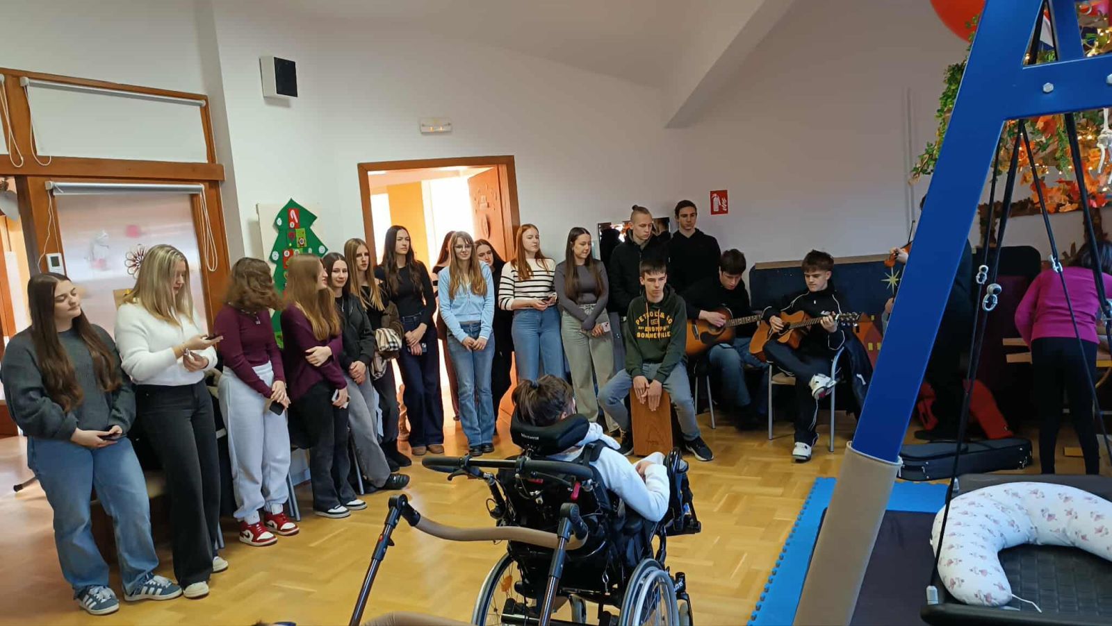GIMNAZIJA JOSIPA SLAVENSKOG Učenici donijeli glazbu i radost u Dnevni boravak djece ‘Dr. Antun Bogdan’ (5)