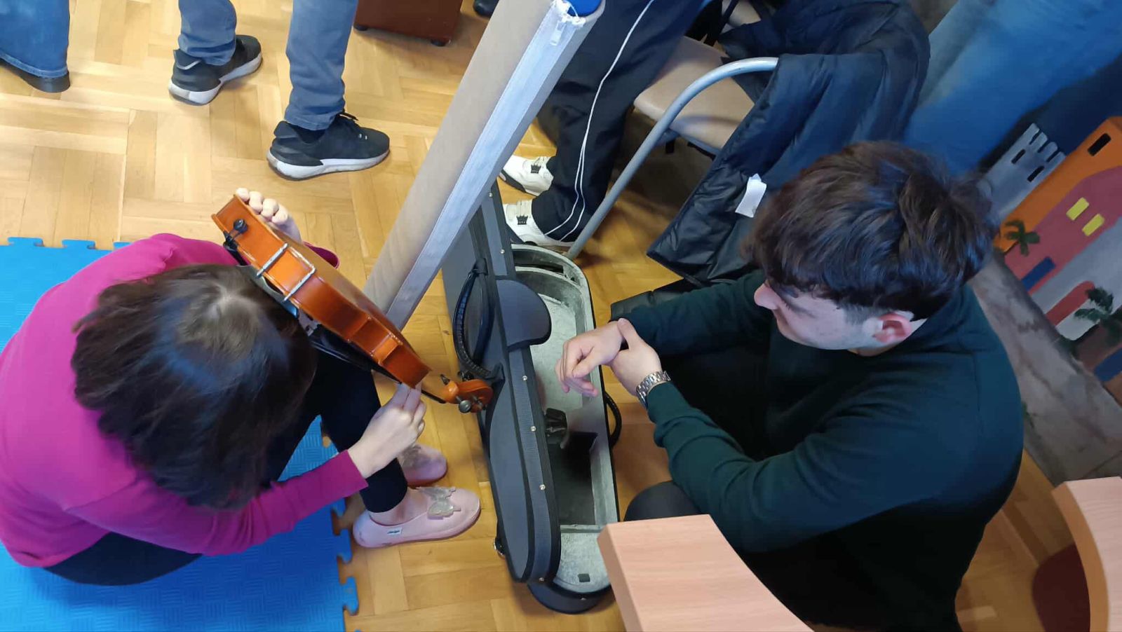 GIMNAZIJA JOSIPA SLAVENSKOG Učenici donijeli glazbu i radost u Dnevni boravak djece ‘Dr. Antun Bogdan’ (6)