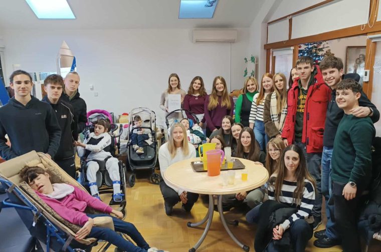 GIMNAZIJA JOSIPA SLAVENSKOG Učenici donijeli glazbu i radost u Dnevni boravak djece ‘Dr. Antun Bogdan’ (7) GIMNAZIJA JOSIPA SLAVENSKOG Učenici donijeli glazbu i radost u Dnevni boravak djece ‘Dr. Antun Bogdan’ (7)