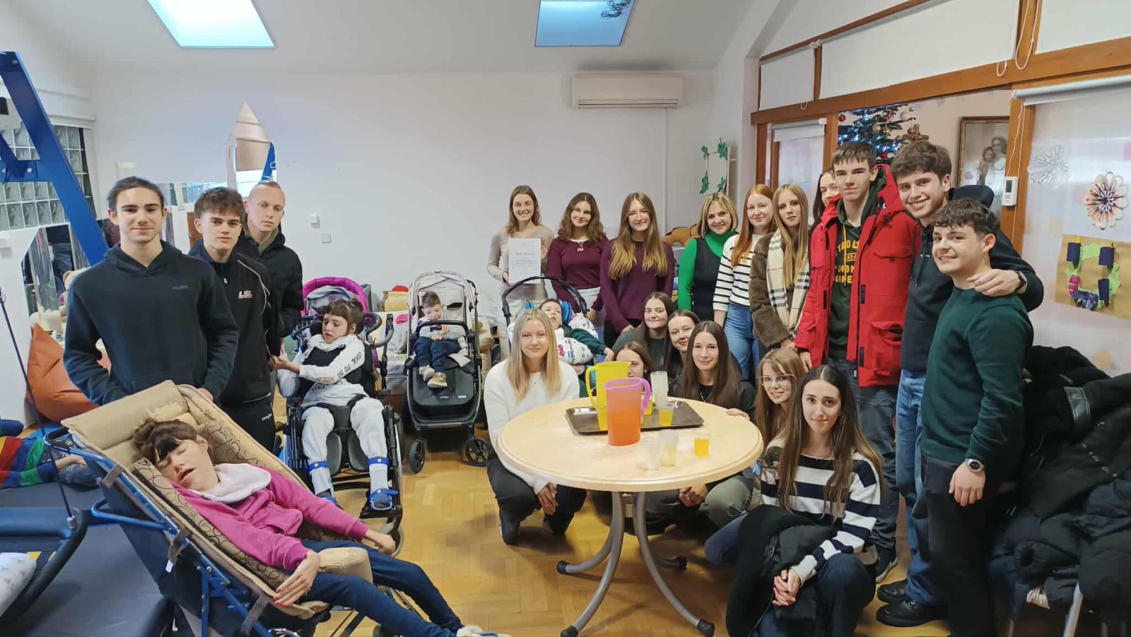 GIMNAZIJA JOSIPA SLAVENSKOG Učenici donijeli glazbu i radost u Dnevni boravak djece ‘Dr. Antun Bogdan’ (7)