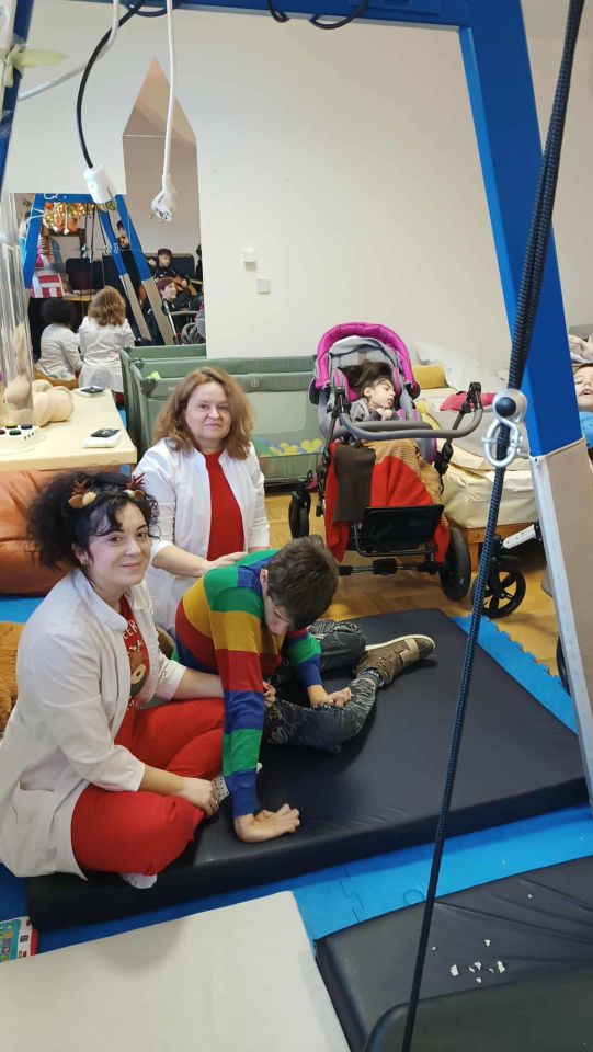 GIMNAZIJA JOSIPA SLAVENSKOG Učenici donijeli glazbu i radost u Dnevni boravak djece ‘Dr. Antun Bogdan’ (8)