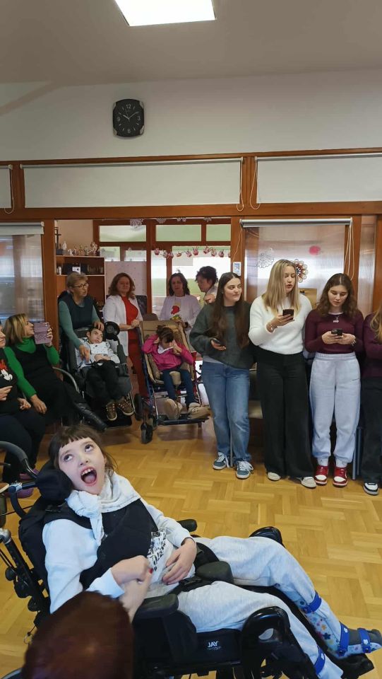 GIMNAZIJA JOSIPA SLAVENSKOG Učenici donijeli glazbu i radost u Dnevni boravak djece ‘Dr. Antun Bogdan’ (9)