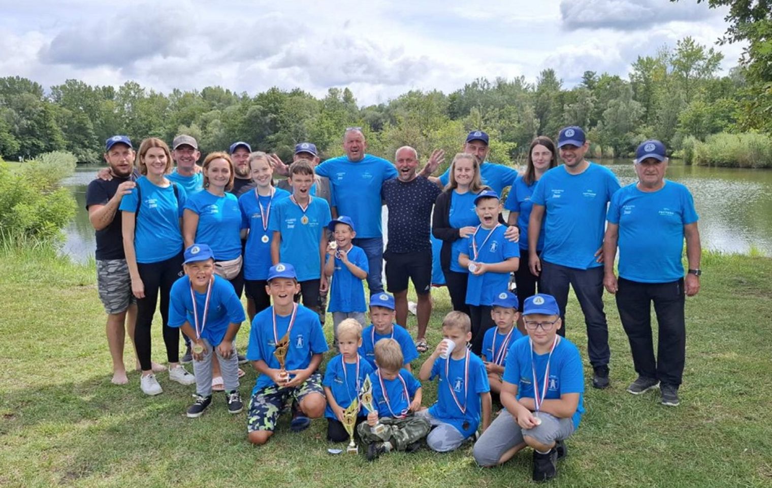 GLAVATICA UČI MLADE Mali ribolovci zablistali na Perutnici (1)