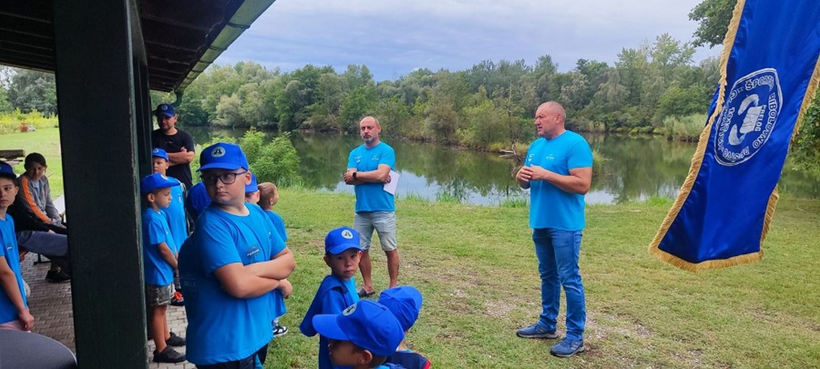 GLAVATICA UČI MLADE Mali ribolovci zablistali na Perutnici (4)