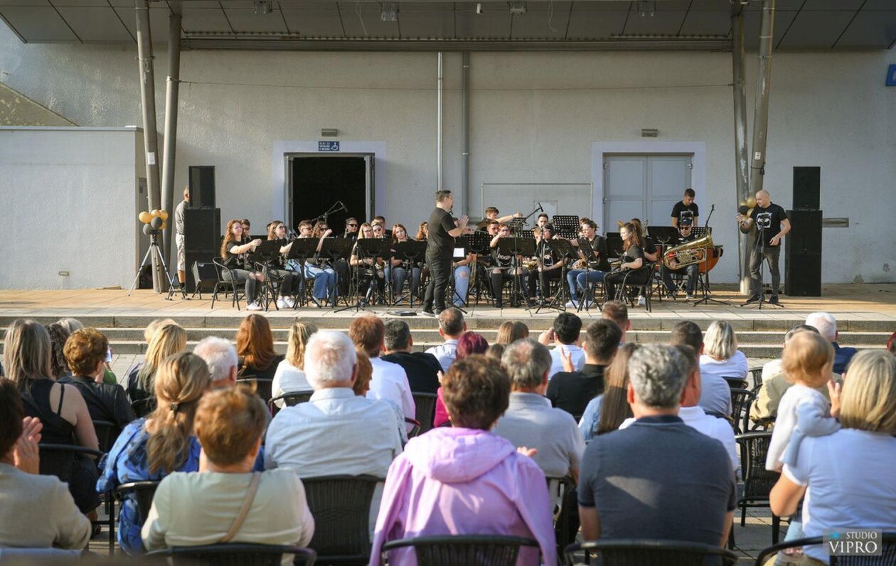 GODIŠNJI KONCERT Puhači Preloga donijeli rock atmosferu i puni trg glazbene energije (10)