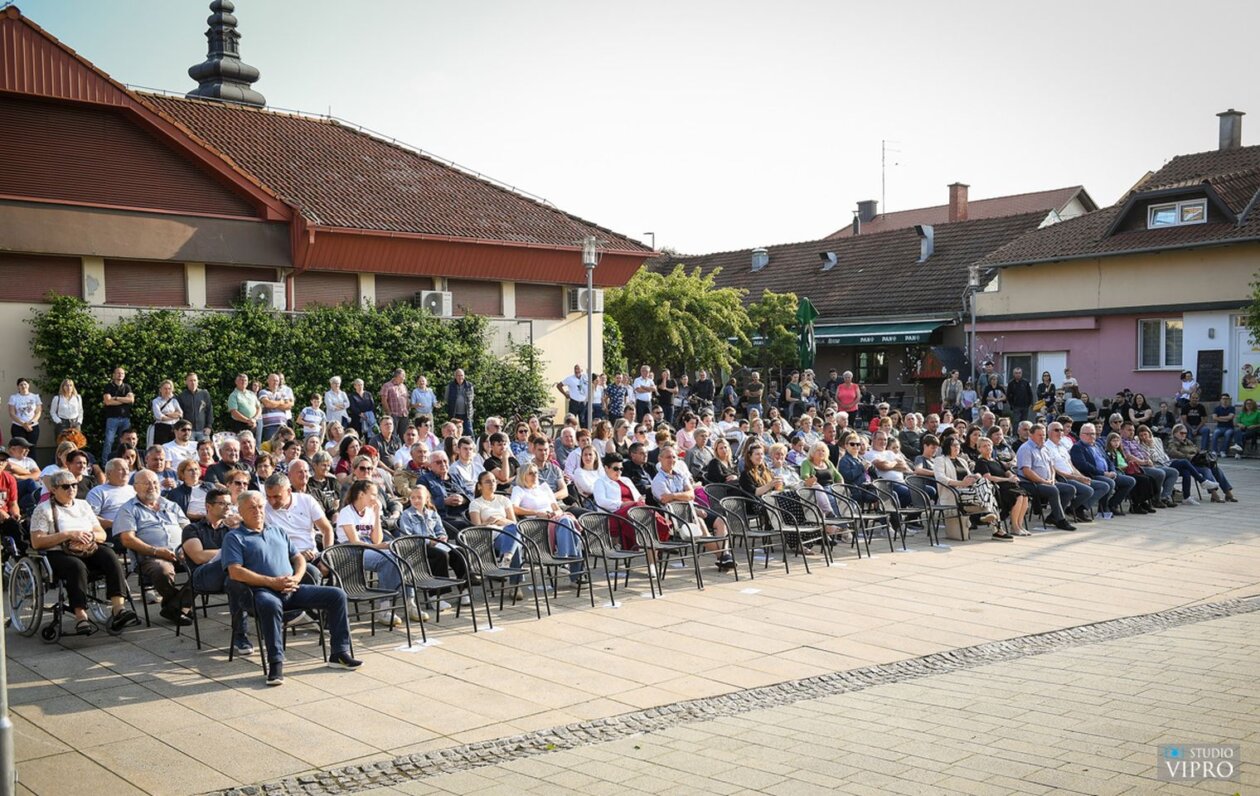 GODIŠNJI KONCERT Puhači Preloga donijeli rock atmosferu i puni trg glazbene energije (11)