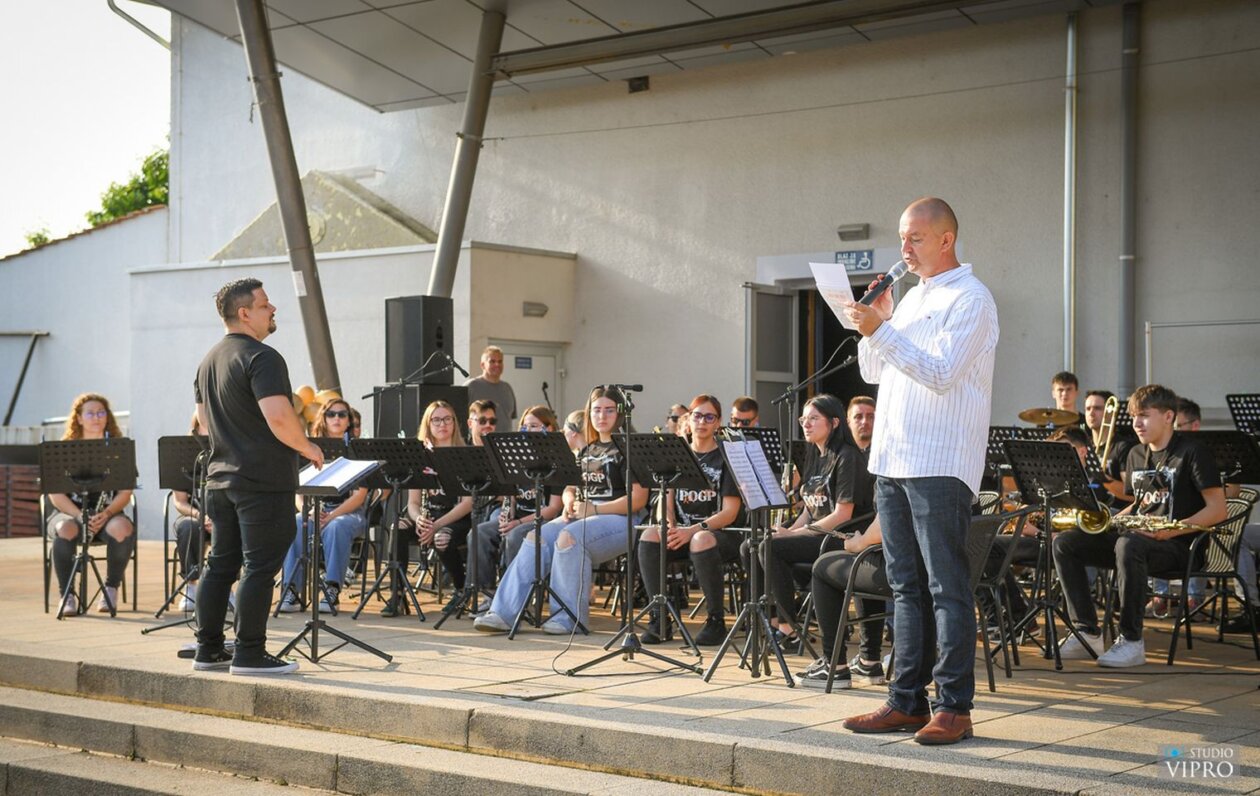 GODIŠNJI KONCERT Puhači Preloga donijeli rock atmosferu i puni trg glazbene energije (12)