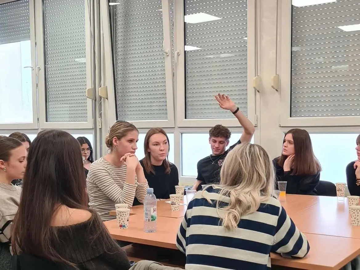 Gimnazija Josipa Slavenskog 3