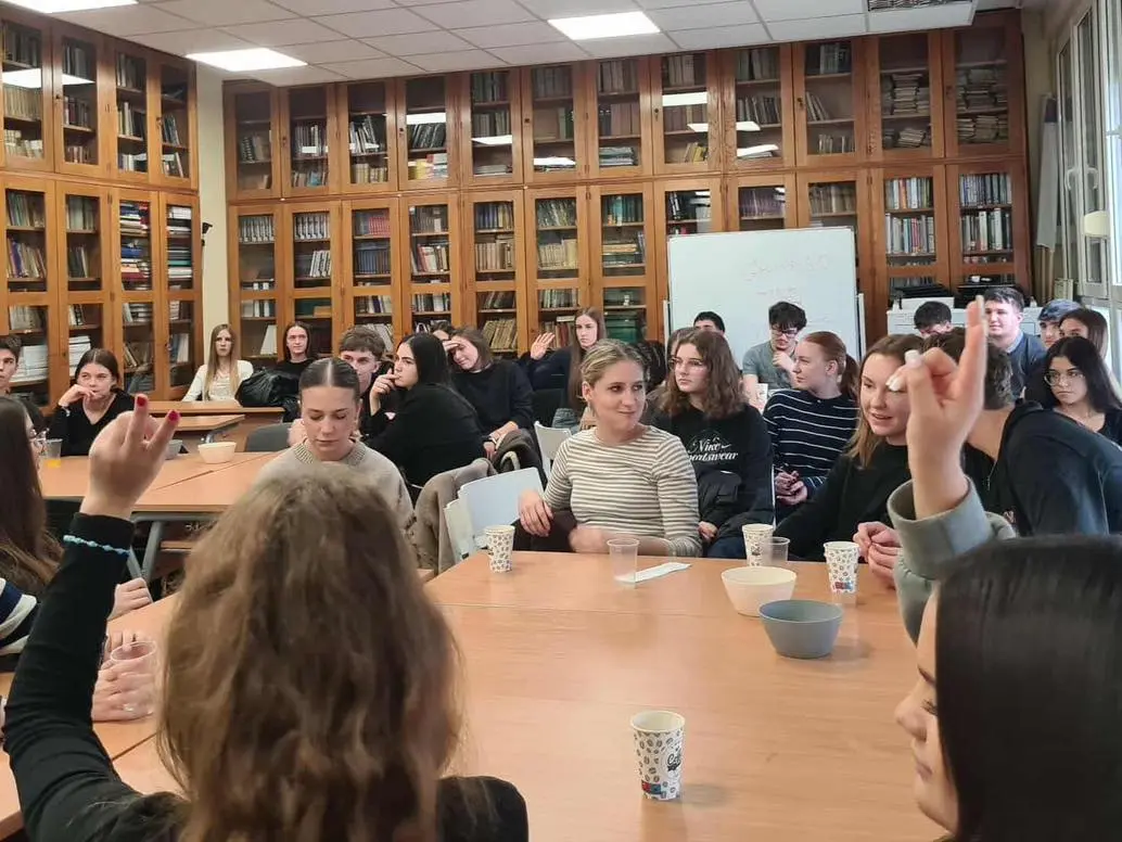 Gimnazija Josipa Slavenskog 4