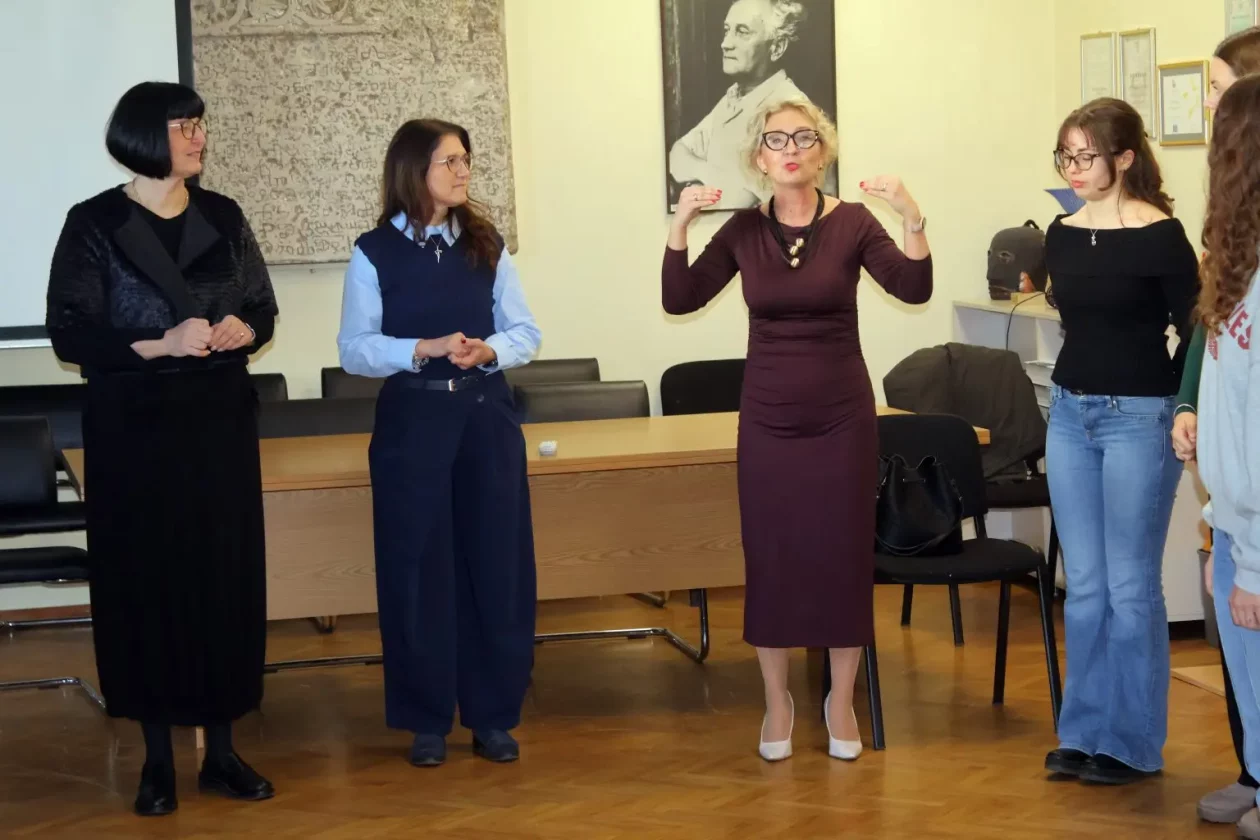 Gimnazija Josipa Slavenskog Školska govornica (13) Gimnazija Josipa Slavenskog Školska govornica (13)