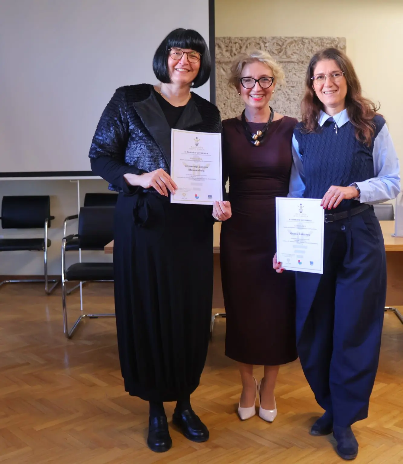 Gimnazija Josipa Slavenskog Školska govornica (16) Gimnazija Josipa Slavenskog Školska govornica (16)