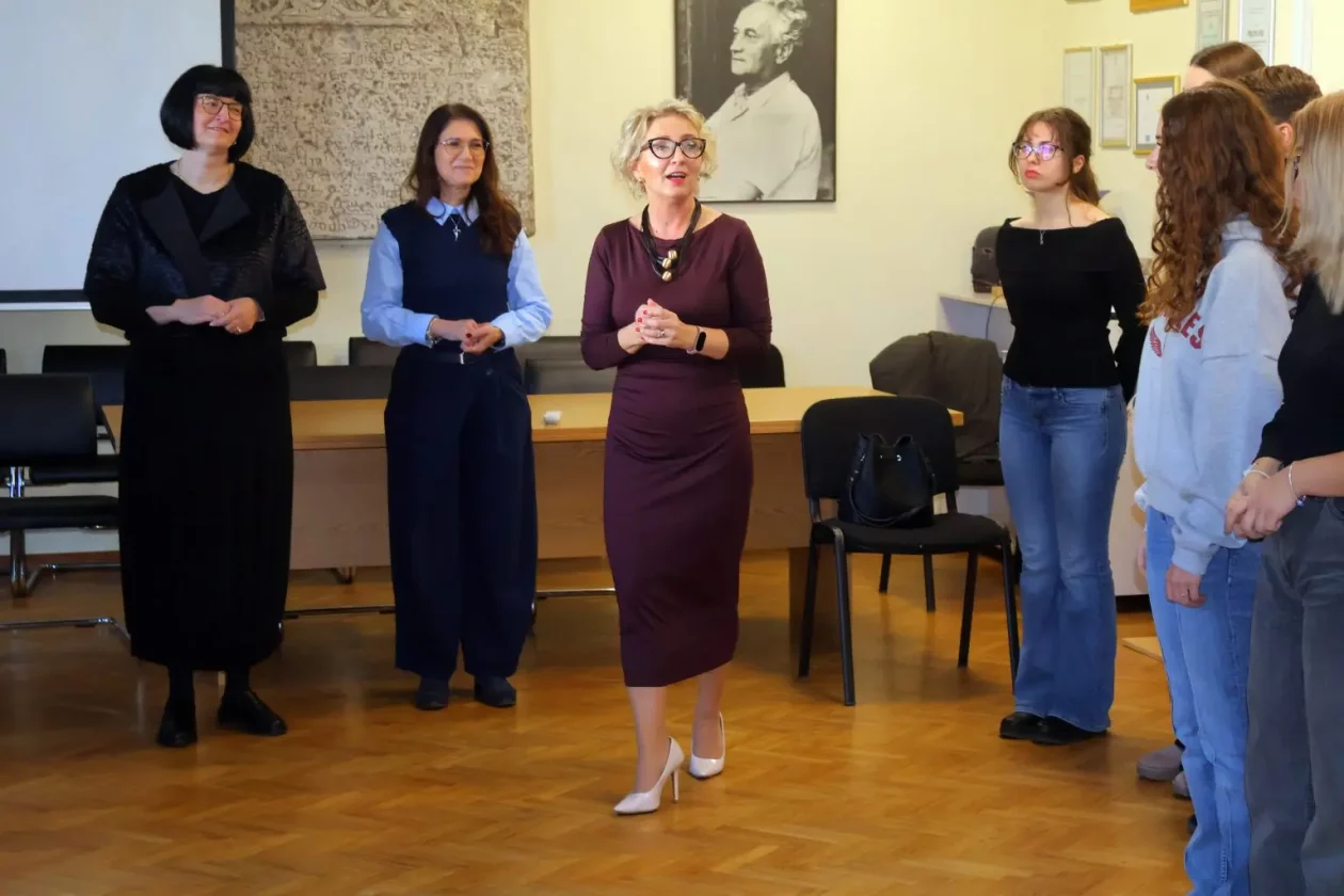 Gimnazija Josipa Slavenskog Školska govornica (3) Gimnazija Josipa Slavenskog Školska govornica (3)