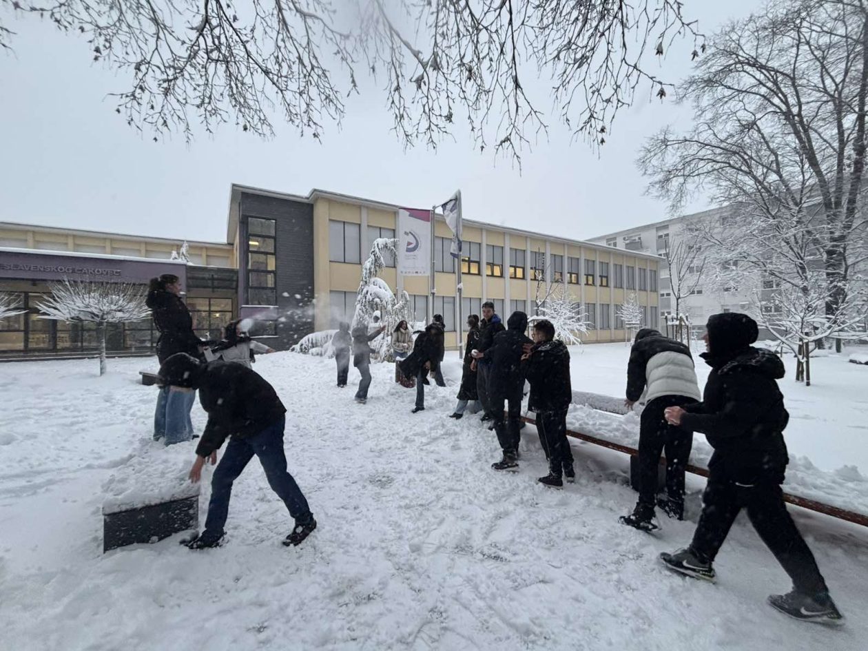 Gimnazija josipa slavenskog 3a snijeg (2)