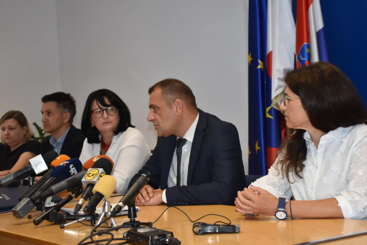 Gimnazija, ugovor, potpisivanje, Međimurska županija (5) Gimnazija, ugovor, potpisivanje, Međimurska županija (5)