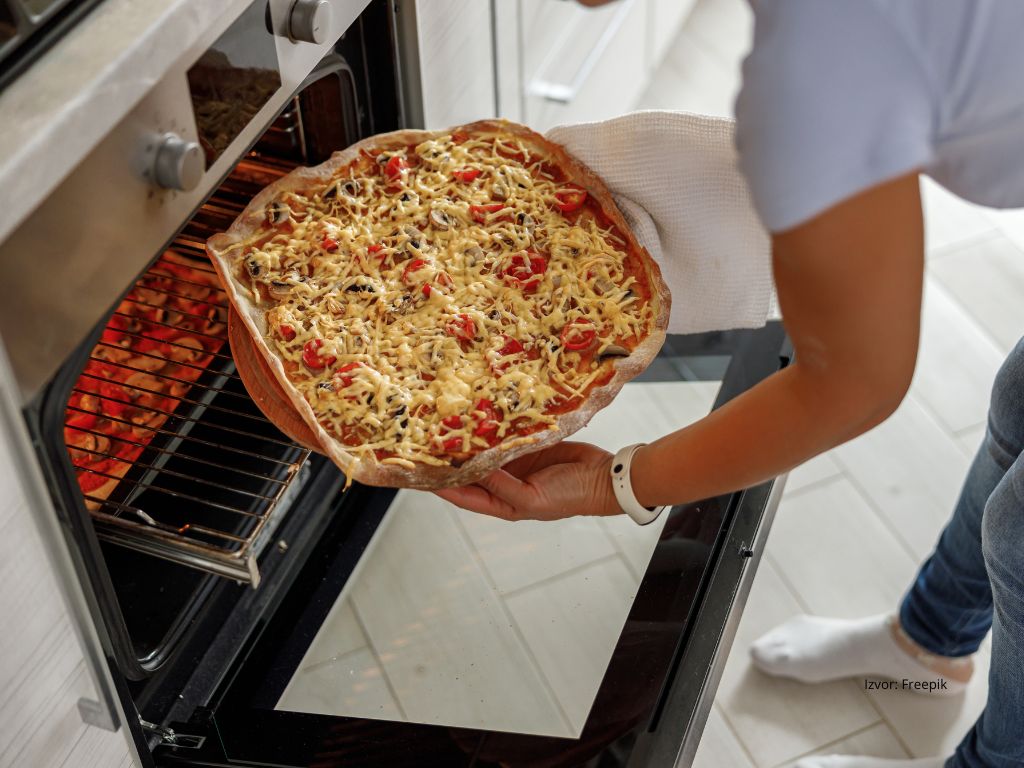 Savršeno pečena pizza u kuhinjskoj pećnici