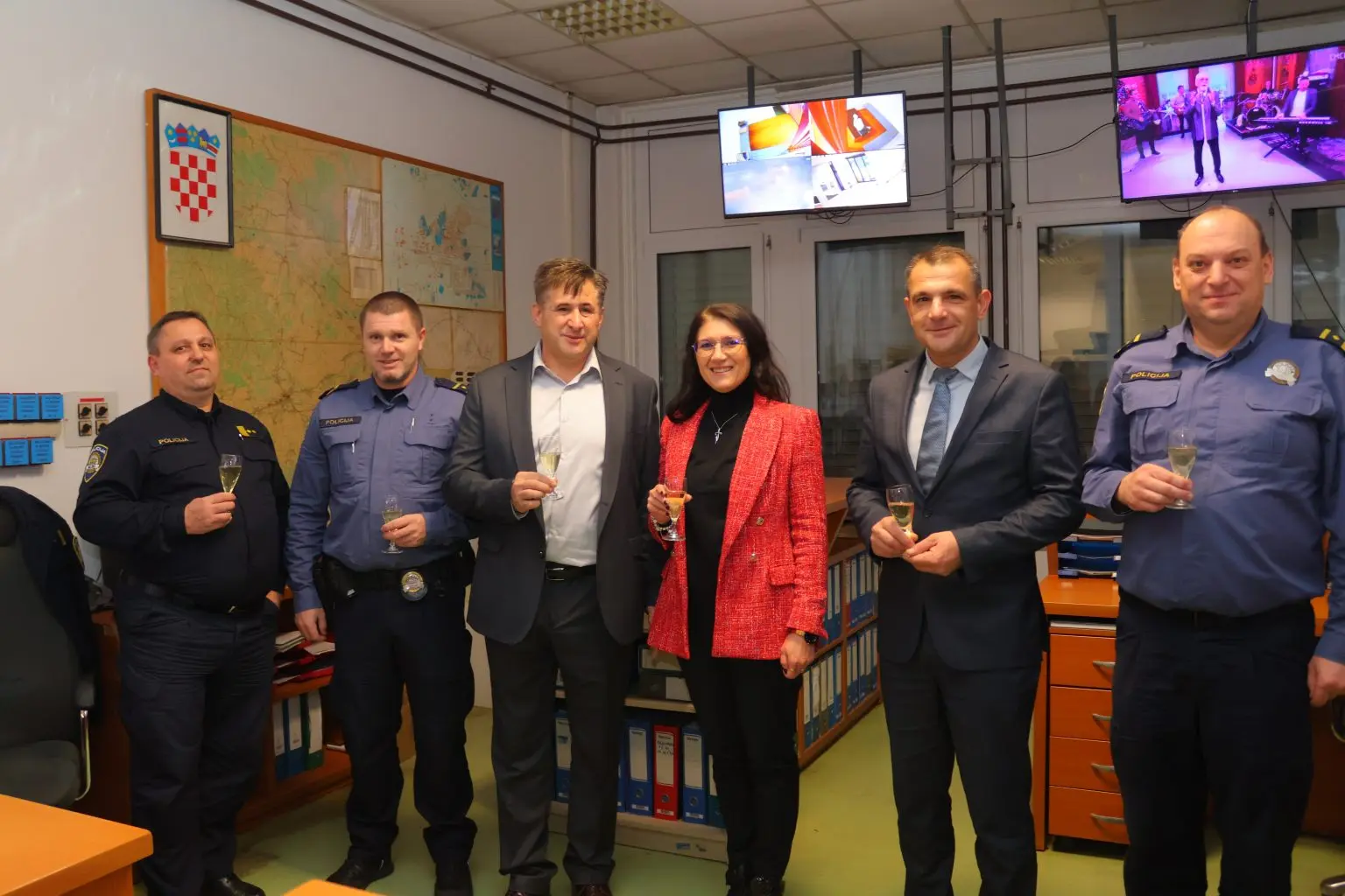 Gradonačelnica Ljerka Cividini i župan Matija Posavec obišli žurne službe tijekom novogodišnje noći (10) Gradonačelnica Ljerka Cividini i župan Matija Posavec obišli žurne službe tijekom novogodišnje noći (10)